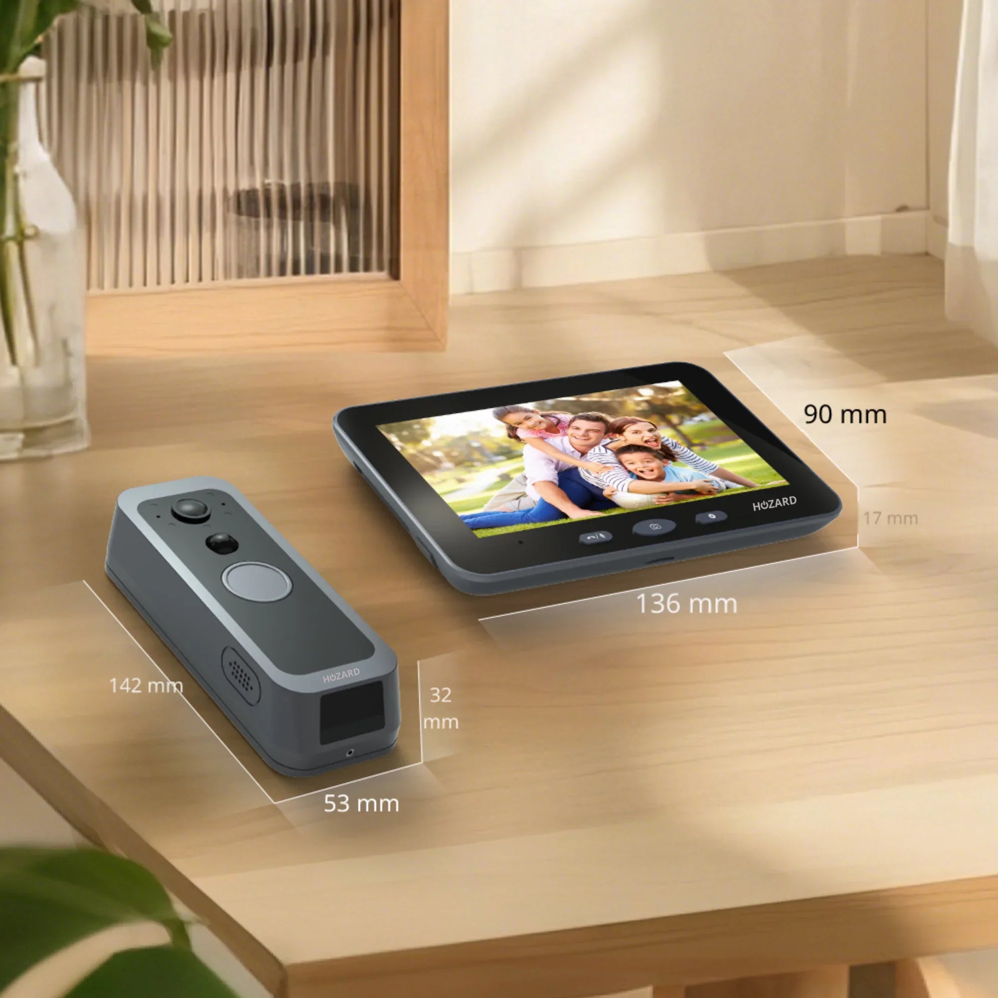 Draadloze video deurbel set met display en camera op een houten tafel, afmetingen gemarkeerd.