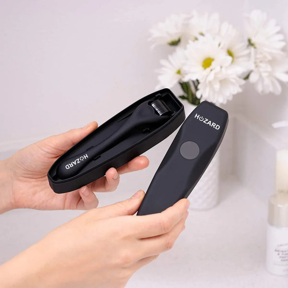 Zwart microneedling apparaat in luxe etui, vastgehouden in badkamer, hygiënisch en compact.