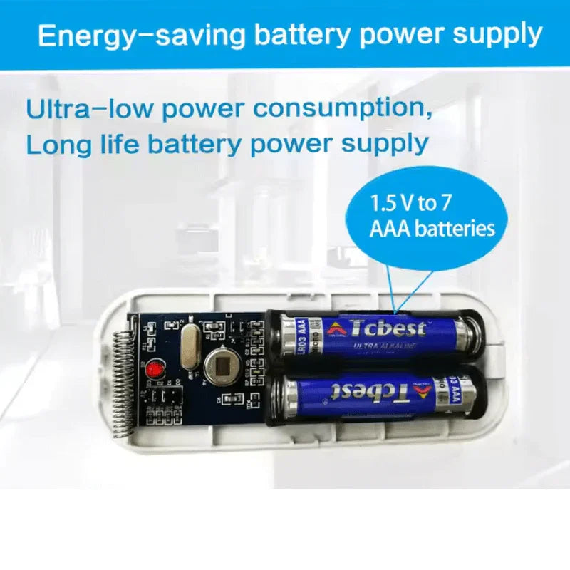 Batterijhouder met 2 AAA-batterijen en printplaat, energiezuinige elektronica-oplossing.