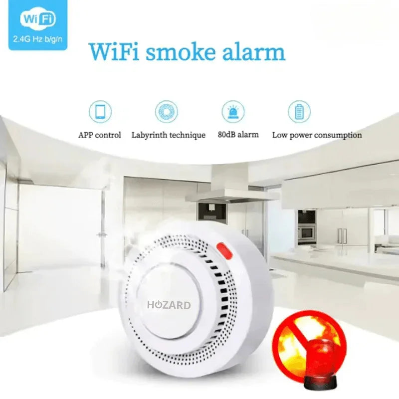 WiFi rookmelder met app-bediening, 80dB alarm, lage energie, geplaatst in moderne keuken.