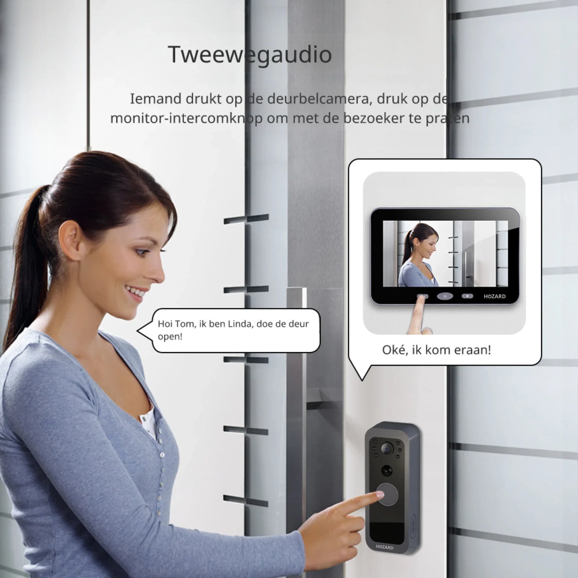 Vrouw gebruikt slimme deurbel met intercom en camera voor beveiliging aan huisdeur.