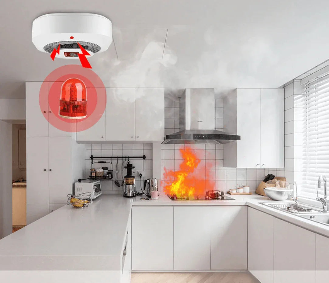 Brandalarm detecteert rook en vuur in moderne keuken, rookmelder activeert sirene.