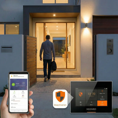 Man ontgrendelt slimme huisbeveiliging bij moderne woning via smartphone app en bedieningspaneel.
