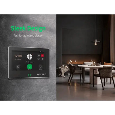 Moderne alarmsysteem touchscreen aan muur naast stijlvol ingerichte eetkamer, strakke beveiliging