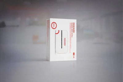 Witte elektronische beveiligingssensor in verpakking op een moderne achtergrond