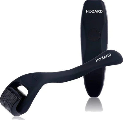 Zwarte dermaroller met fijne micronaaldjes en bijpassende etui voor huidverzorging.
