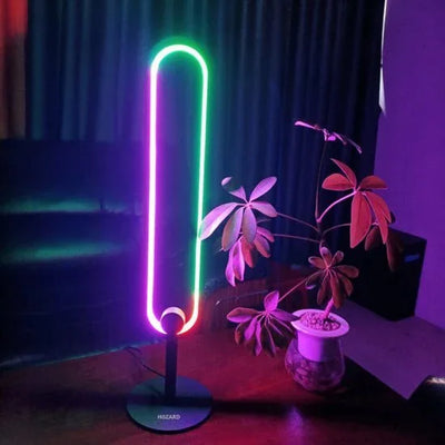 Kleurrijke neon tafellamp met ovale vorm naast plant op tafel in woonkamer