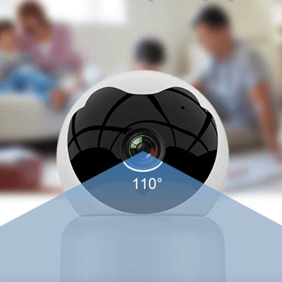 Beveiligingscamera met 110 graden groothoeklens in woonruimte, elektronica, familie op achtergrond.