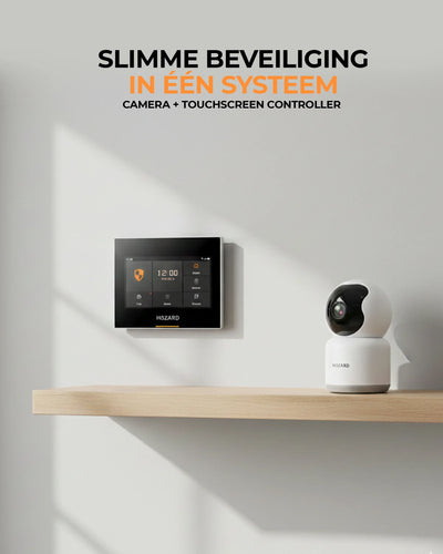 Slimme beveiliging set met camera en touchscreen controller op moderne plank, huisbeveiliging
