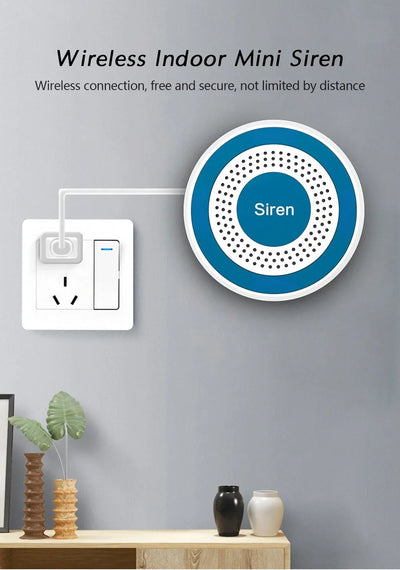 Draadloze mini sirene voor binnen, verbonden met stopcontact, op een moderne wand.