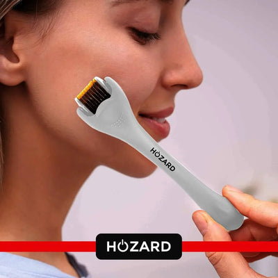 Vrouw gebruikt microneedling roller op gezicht voor huidverzorging en haargroei stimulatie