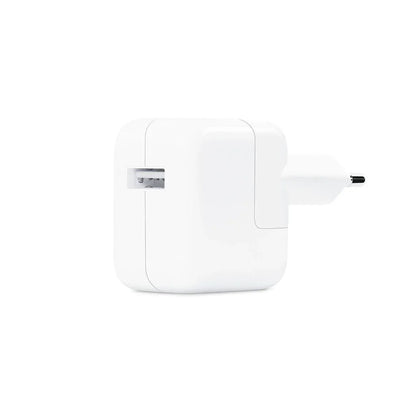 Witte USB-wandoplader met Europese stekker, minimalistisch design, elektronica accessoire