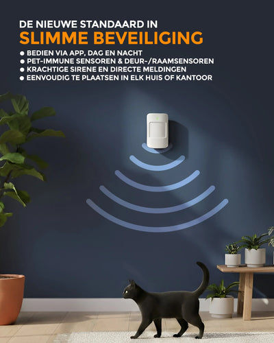 Slimme beveiligingssensor aan muur met bewegingsdetectie, zwarte kat in modern interieur