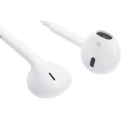 Witte bedrade oordopjes met ronde speakers, close-up op wit.