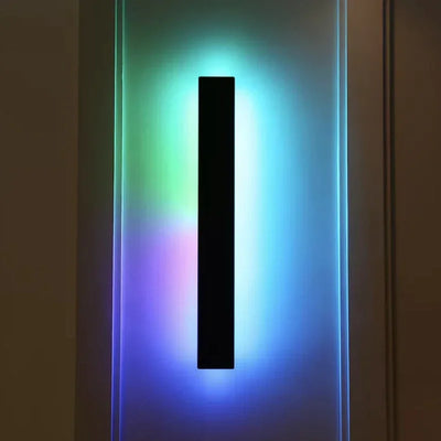 Moderne led wandlamp met kleurrijke verlichting tegen een muur, sfeerverlichting interieur